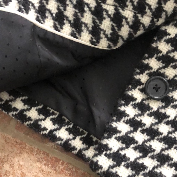 Banana Republic Wool blk and Wht houndstooth coat - Picture 3 of 8